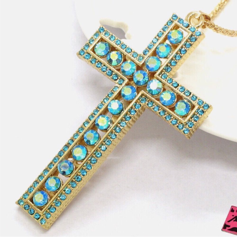 🩵 Betsey Johnson stunnning crystal cross pendant necklace 🩵